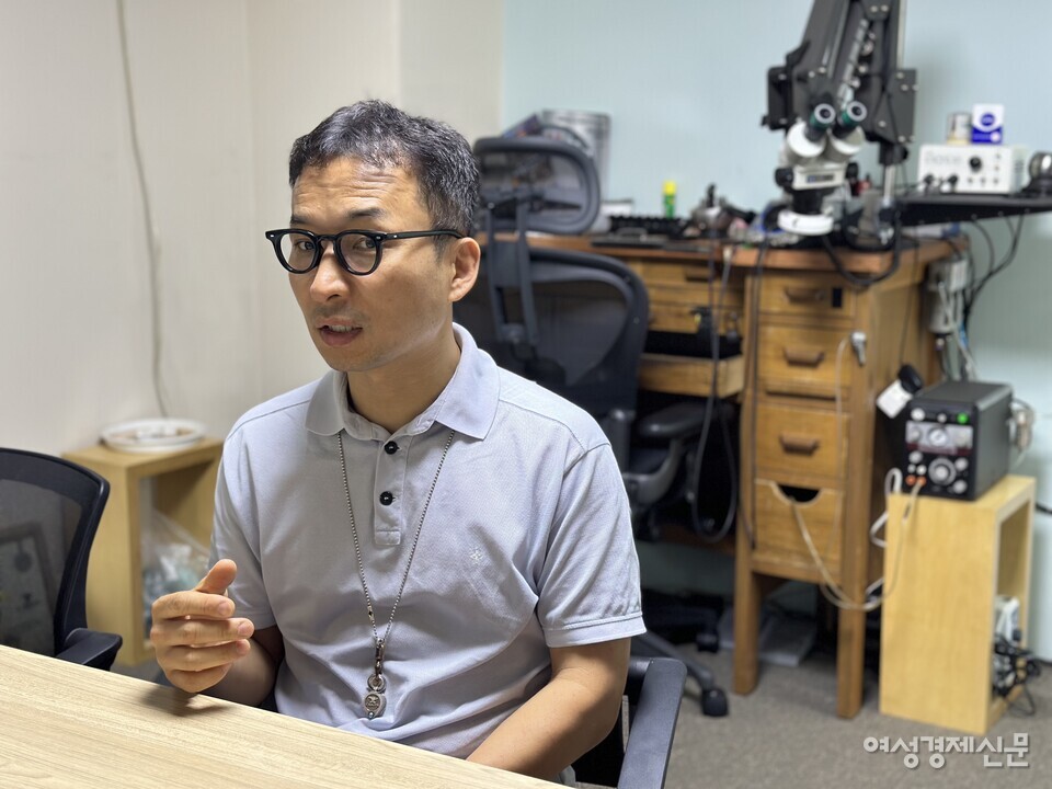 보석을 조각하는 사람, 깎는 사람, 때우는 사람, 광내는 사람이 모두 따로 있는 와이스미스에서는 한 명 한 명의 손길을 거쳐야만 주얼리가 탄생한다. /김정수 기자