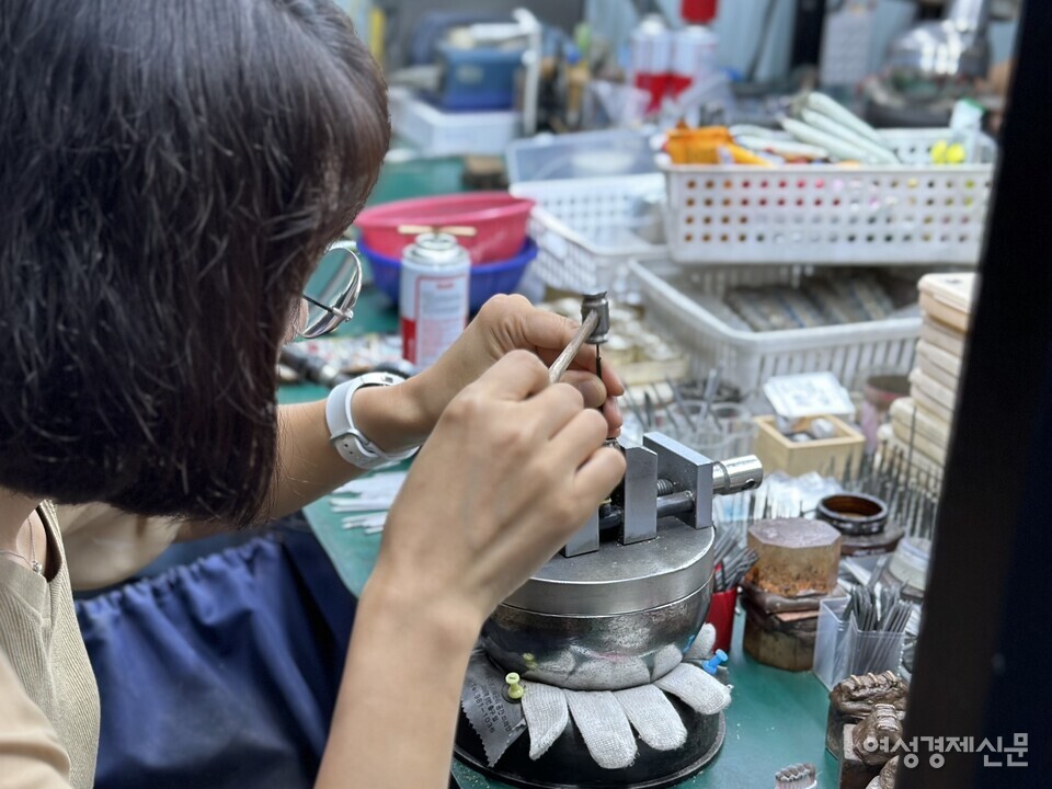 보석을 조각하는 사람, 깎는 사람, 때우는 사람, 광내는 사람이 모두 따로 있는 와이스미스에서는 한 명 한 명의 손길을 거쳐야만 주얼리가 탄생한다. /김정수 기자