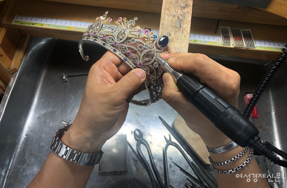 박 대표의 티아라 제작은 2015년 회사 창립 후 얼마 지나지 않아 국내 미스코리아 진‧선‧미의 왕관을 맡으면서 시작됐다. /와이스미스