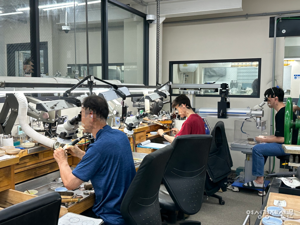 와이스미스는 구·신세대 직원들이 어우러져 있다. 박 대표는 지금과 달리 디자인부터 제조까지 모든 과정을 한 사람이 담당했던 시절 장인들의 기술은 사실상 따라올 수 없다고 했다. /김정수 기자