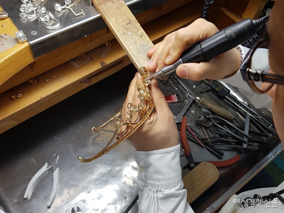 박영철 대표는 중학교 졸업 후 처음으로 만든 황동 반지를 어머니께 선물한 순간이 제일 뿌듯했다고 답했다. /와이스미스