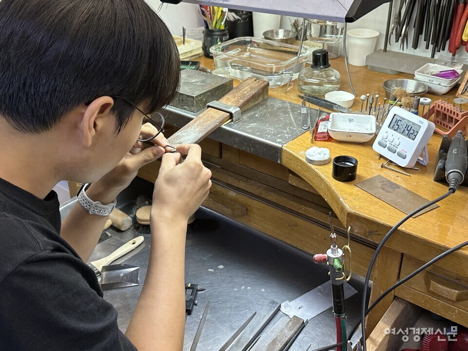 박 대표는 많은 젊은이들이 귀금속 업계에 발을 들였으면 좋겠다고 밝혔다. /김정수 기자