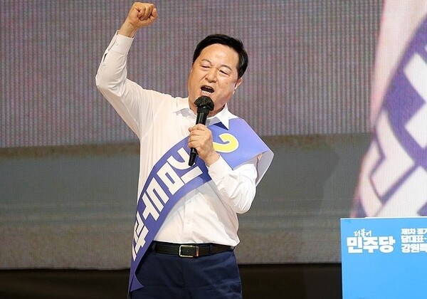 더불어민주당 새 지도부 선출을 위한 지역순회 경선 둘째 날인 21일 오전 강원 홍천군 홍천종합체육관에서 열린 합동연설회에서 김두관 당 대표 후보가 정견 발표를 하고 있다. /연합뉴스