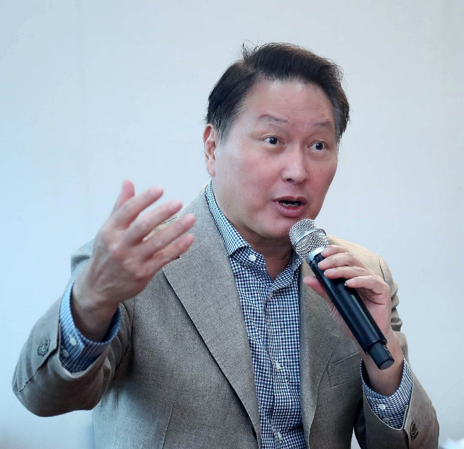 최태원 대한상공회의소 회장(SK그룹 회장)이 지난 19일 제주 신라호텔에서 열린 대한상공회의소 제주포럼 기자회견에서 발언하고 있다. /연합뉴스