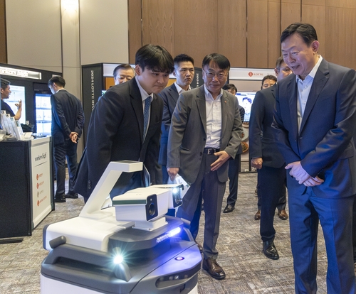 신동빈 롯데 회장이 지난 19일 열린 ''2024 롯데 인베스트먼트 쇼케이스'에 참여한 모습 /롯데그룹