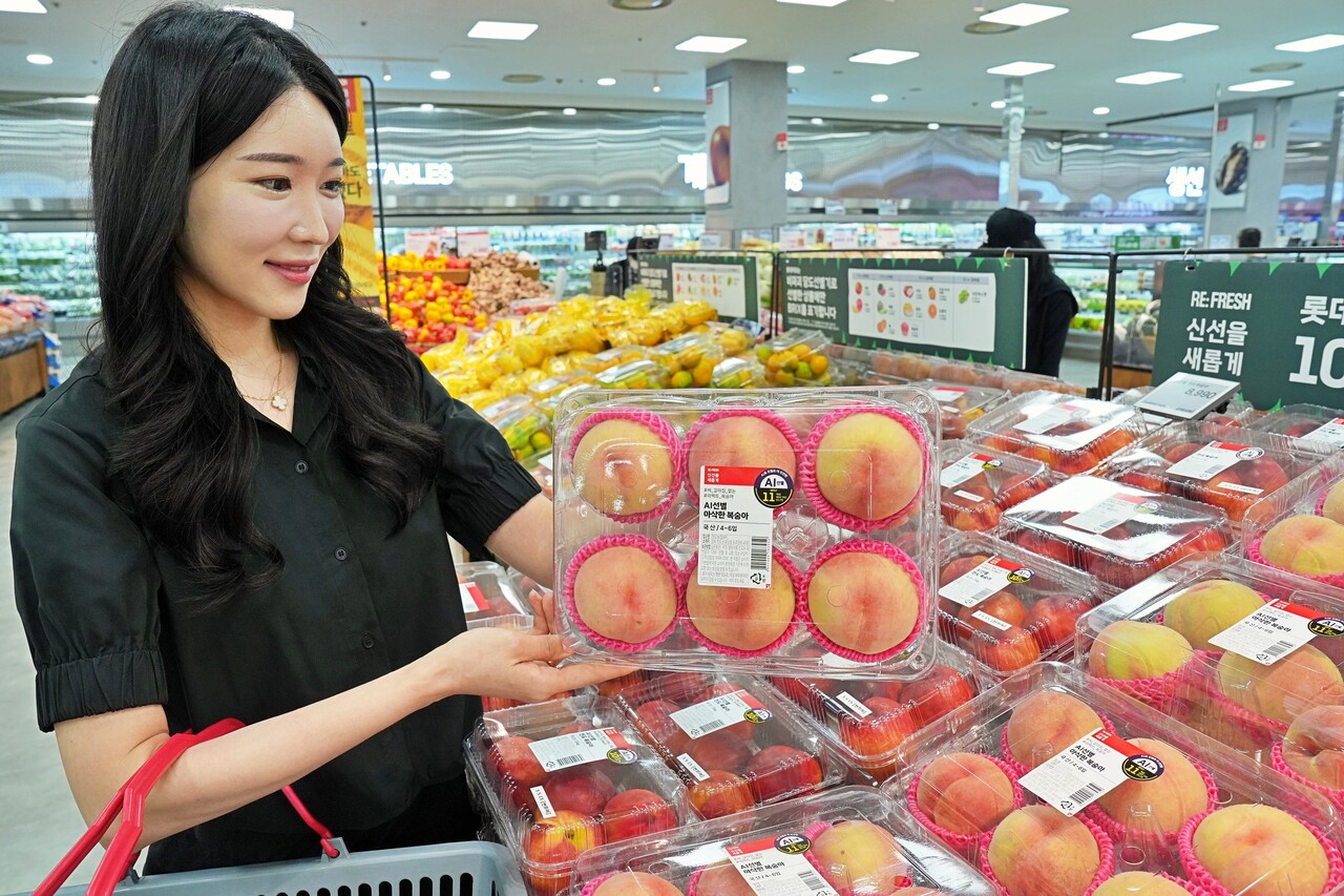 롯데마트 제타플렉스 서울역점 과일매장에서 'AI 선별 아삭 복숭아'를 구매하고 있는 고객 /롯데쇼핑