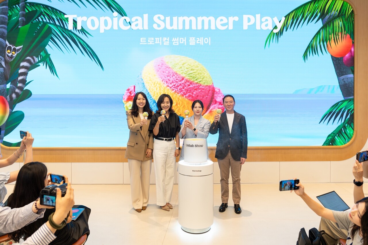 지난 15일 ‘워크샵 바이 배스킨라빈스’ 매장에서 ‘트로피컬 썸머 플레이’ 신제품을 들고 허희수 SPC그룹 부사장(우측), 신경자 구글 아시아 태평양 지역 플랫폼&디바이스 마케팅 총괄(우측에서 세번째), 이성민 구글 플레이 유통 결제 파트너쉽 총괄(좌측)이 사진을 촬영하고 있다. /SPC그룹
