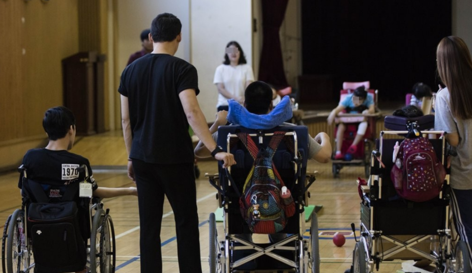 특수 교사에 대한 보호 장치가 없어 교권 보호 사각지대에 놓였다는 지적이 제기되고 있다. 사진은 특수학교 학생들이 수업받고 있는 모습으로 기사 내용과 무관하다. /연합뉴스