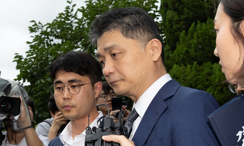 SM엔터테인먼트 시세 조종 의혹과 관련해 검찰 수사를 받아온 카카오 창업자 김범수 경영쇄신위원장이 22일 오후 구속 전 피의자 심문(영장실질심사)을 마친 후 서울 양천구 남부지방법원을 나서고 있다. /연합뉴스