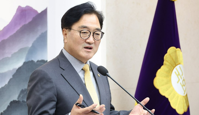 우원식 국회의장이 24일 오후 서울 여의도 국회에서 방송4법과 방통위원장 탄핵 등에 대한 '정국 중재안'을 정부와 여당이 거부한 것과 관련해 기자회견 하고 있다. /연합뉴스