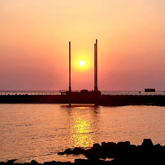 해양 공사용 바지선 너머의 석양 /사진=한익종