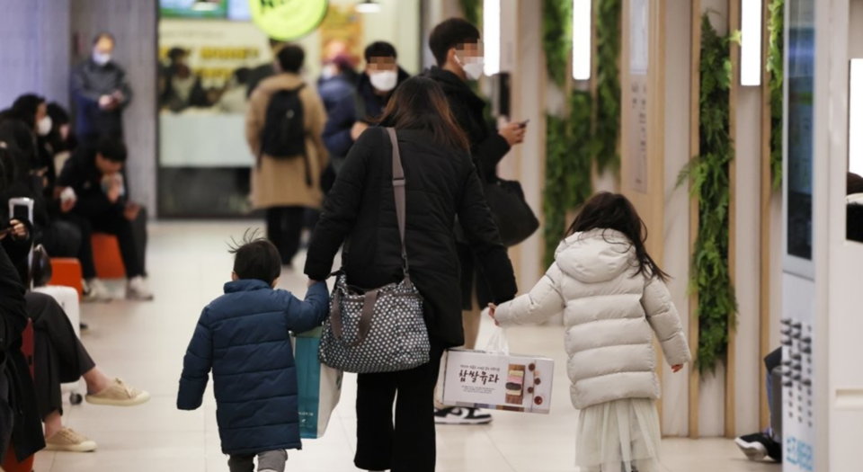 설 연휴를 하루 앞둔 지난해 1월 서울 서초구 고속버스터미널에서 엄마 손을 꼭 잡은 아이들이 승차장으로 이동하고 있다. /연합뉴스