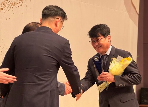 정경민 여성경제신문 대표는 수상소감에서 "인터넷신문이 살아남는 길은 변화에 노출되고 혁신을 거듭하는 것"이라며 "앞으로도 혁신, 변화에 총력을 기울이겠다"고 말했다. /김현우 기자