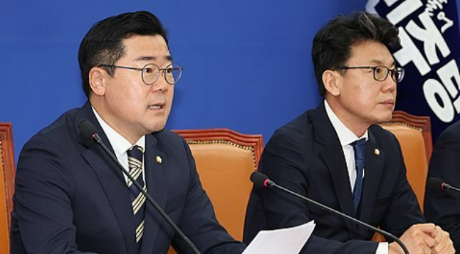 더불어민주당 박찬대 당대표 직무대행 겸 원내대표가 25일 오전 서울 여의도 국회에서 열린 정책조정회의에서 발언하고 있다. /연합뉴스