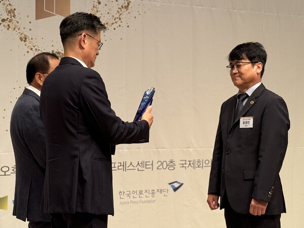 정경민 여성경제신문 대표(오른쪽)가 7월 25일 서울 프레스센터에서 열린 인터넷신문의날 기념식에서 인터넷신문협회 언론대상 매체부문 혁신 우수상을 수상하고 있다. /여성경제신문DB