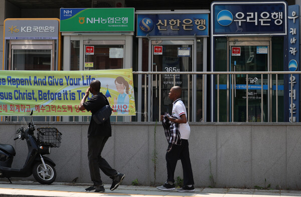 주요 시중은행 주택담보대출 잔액이 이달 들어 5조원 넘게 증가하며 2년 11개월 만에 가장 큰 폭으로 늘었다. /연합뉴스