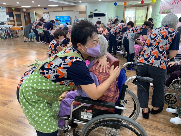 요양원의 한 어르신과 포옹하는 필자 /최복심