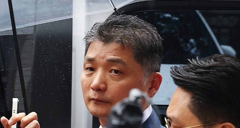 지난 22일 SM엔터테인먼트 시세 조종 의혹과 관련해 검찰 수사를 받아온 카카오 창업자 김범수 경영쇄신위원장이 서울 양천구 남부지방법원에서 구속 전 피의자 심문(영장실질심사)에 출석하고 있다. /연합뉴스