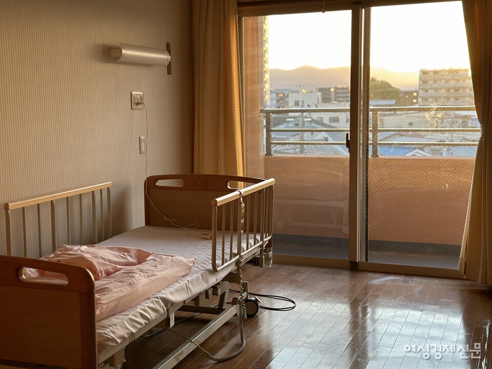 일본 교토에 위치한 노인 요양원 '고향의 집' 1인실 모습. /김현우 기자