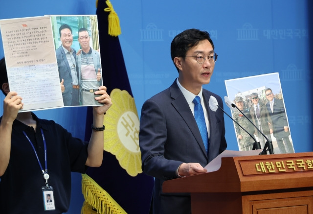 장경태 더불어민주당 의원이 28일 오전 국회 소통관에서 '임성근 전 해병대 1사단장 구명 로비' 의혹과 관련해 김규현 변호사와 자신의 '제보 공작'을 제기한 권성동 국민의힘 의원의 주장을 반박하는 기자회견을 하고 있다. / 연합뉴스