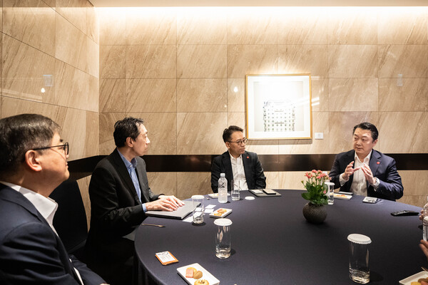 30일 조선팰리스호텔에서 열린 신세계그룹과 ‘AI 석학’ 앤드류 응 교수(왼쪽에서 두 번째)와의 만남에서 한채양 이마트 대표, 임영록 신세계그룹 경영전략실장, 정형권 지마켓 대표(왼쪽부터)가 응 교수와 대화를 나누는 모습 /신세계그룹