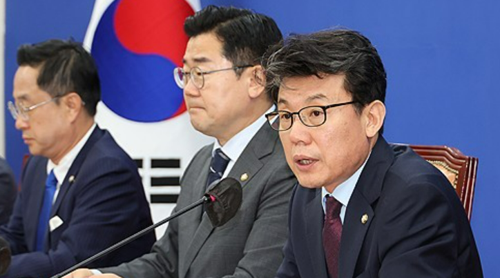 진성준 더불어민주당 정책위의장이 지난 2일 오전 서울 여의도 국회에서 열린 원내대책회의에서 발언하고 있다. /연합뉴스