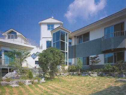 필자의 첫 주택 작업이었던 관해헌, 좌측이 거실채이며 우측이 침실채이다. 거실은 정자처럼 마름모꼴로 되어 있고 멀리 해운대 앞바다가 바라다보인다. 사랑채 개념으로 침실채와 떨어져 있어 손님이 자주 찾으니 집의 운기가 좋아 길택이라 할 만하다. /사진=김정관