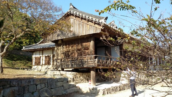 경주 양동마을 관가정 사랑채. 관가정은 필자의 단독주택 작업의 모티브가 되었다. 종택으로 쓰기에는 작은 규모지만 사랑채와 안채가 나뉘어져 손님을 맞는 데 불편함이 없다. 아파트 시대에 잃어버린 손님을 다시 집으로 불러들여야만 우리가 집에서 행복하게 살 수 있다. /사진=김정관