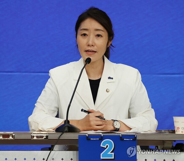 더불어민주당 강선우 최고위원 후보가 25일 오후 서울 여의도 국회도서관 강당에서 열린 더불어민주당 최고위원 후보자 방송토론회에서 발언하고 있다. /연합뉴스