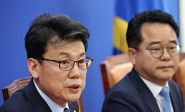 진성준 더불어민주당 의원이 지난 7월 30일 연 기자간담회에서 발언하고 있다. /연합뉴스