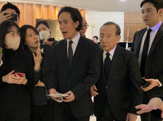 지난 3월 30일 서울 서대문구 신촌세브란스병원 장례식장에 마련된 고 조석래 효성그룹 명예회장 빈소를 찾은 조양래 한국앤컴퍼니그룹 명예회장(맨 오른쪽)과 조현범 한국앤컴퍼니그룹 회장. /공동취재단