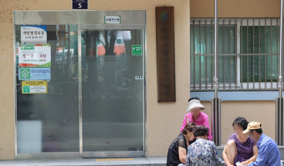 지난해 8월 서울 영등포구 한 무더위 쉼터 인근에서 시민들이 더위를 피하고 있다. /연합뉴스