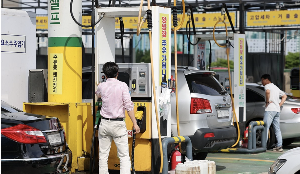 7월 소비자물가 상승률이 2.6%로 집계되며 전월(2.4%) 대비 0.2%포인트 올랐다. 유류세 인하 폭 감소 등의 영향으로 석유류 가격은 8.4% 올랐다. /연합뉴스