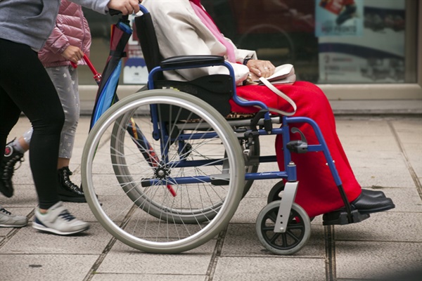 가족을 돌보며 생계를 떠안은 가족돌봄청년은 구체적인 지원 규정이 없다. 여러 개별 법령에 산재한 규칙과 각기 다른 지자체 조례로 정책 사각지대에 놓였다는 지적이 나온다. /게티이미지뱅크