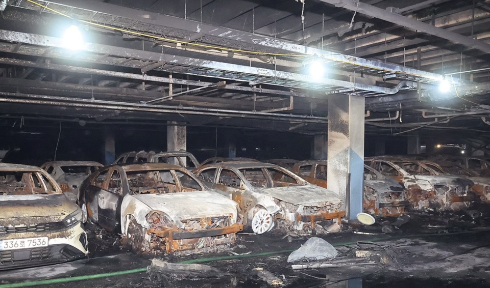지난 2일 인천 서구 청라의 한 아파트 단지 지하 주차장에서는 주차돼 있던 벤츠 전기차로부터 화재가 발생해 140여 대의 차량이 피해를 봤다. /연합뉴스