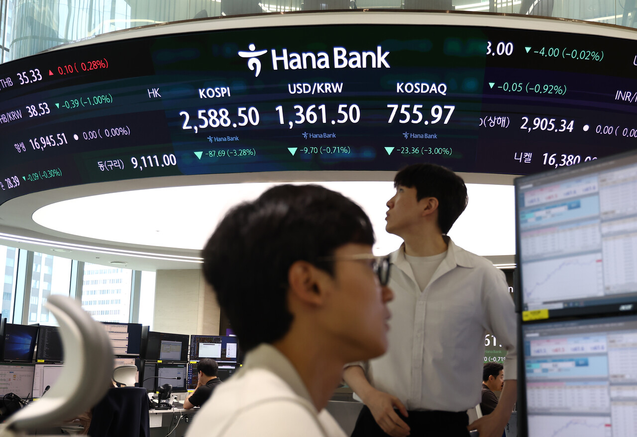 코스피가 미국 경기 침체 공포를 반영하면서 2거래일 연속 2% 넘게 하락 출발하며 2600선이 붕괴한 5일 서울 중구 하나은행 딜링룸에서 직원들이 업무를 보고 있다. /연합뉴스