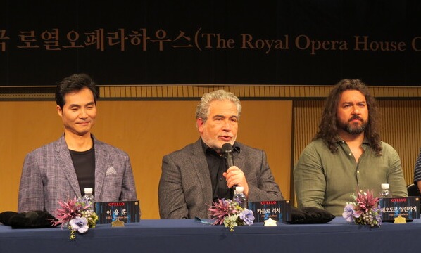 지휘자의 역할을 설명하는 마에스트로 카를로 리치 /사진=한형철 초빙기자