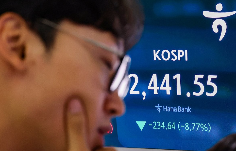 코스피지수가 5일 하루 만에 8% 폭락하며 개장 이후 최대 하락 폭을 경신했다. /연합뉴스