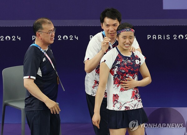 5일(현지시간) 프랑스 파리 포르트드 라 샤펠 아레나에서 열린 2024 파리올림픽 배드민턴 여자 단식 결승전에서 한국 안세영이 중국 허빙자오를 꺾고 금메달을 획득한 뒤 감독과 코치 앞에서 눈물을 흘리고 있다. /연합뉴스