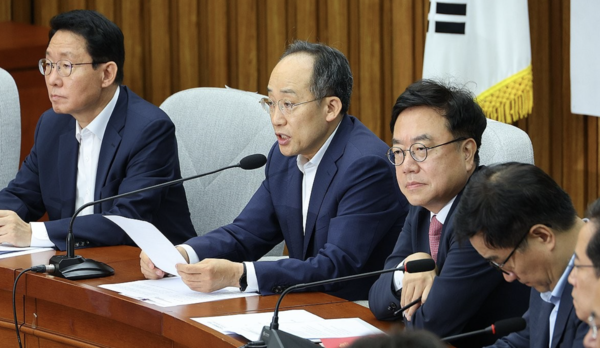 지난 5일 국내 증시가 대폭락한 건과 관련해 6일 국회에서 열린 원내대책회의에서 국민의힘은 금융투자소득세 폐지를 촉구하며 야권과 정부의 협력을 요구했다. /연합뉴스