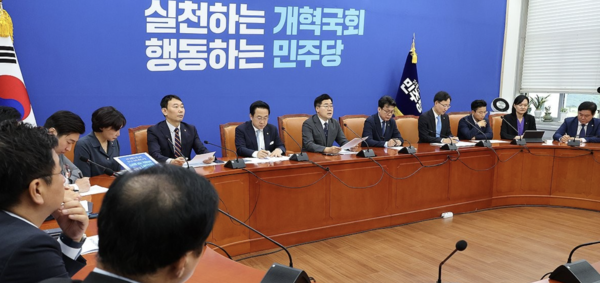 더불어민주당은 국내 증시 폭락 사태에 정부가 안일한 대응을 하고 있다고 지적하면서도 이를 금투세와 연결하는 국힘의 주장에 대해서는 선을 그었다. /연합뉴스