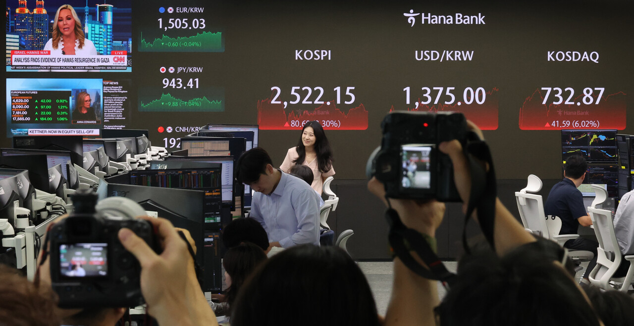 전날 급락했던 코스피가 6일 80.60포인트(3.3%) 오른 2522.15에 거래를 마쳤다. 코스닥은 41.59p(6.02%) 오른 732.87로 마감했다. 이날 중구 하나은행 본점 딜링룸에 취재진이 모여 있다. /연합뉴스