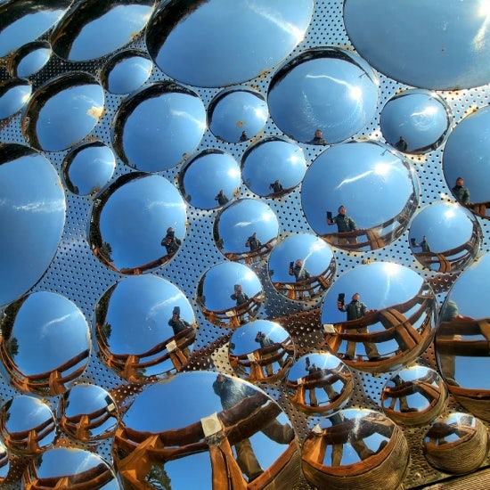 많은 거울에 투영된 나 /사진=한익종