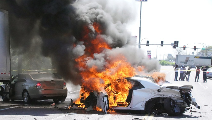 전기차 화재 사건이 연달아 발생하면서 주로 탑재되는 리튬이온배터리의 안전성에 대한 우려가 커진다. /연합뉴스