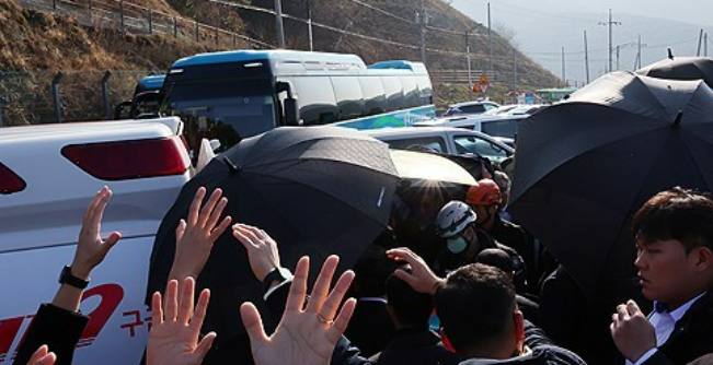 이재명 더불어민주당 대표 후보가 지난 1월 2일 오전 부산 강서구 대항전망대에서 피습 당한 뒤 119 구급차로 후송되고 있다. /연합뉴스