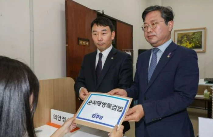 김용민 더불어민주당 원내 정책 수석부대표와 김승원 법제사법위원회 간사가 8일 오후 서울 여의도 국회 의안과를 찾아 '순직해병특검법안'을 제출하고 있다. /연합뉴스