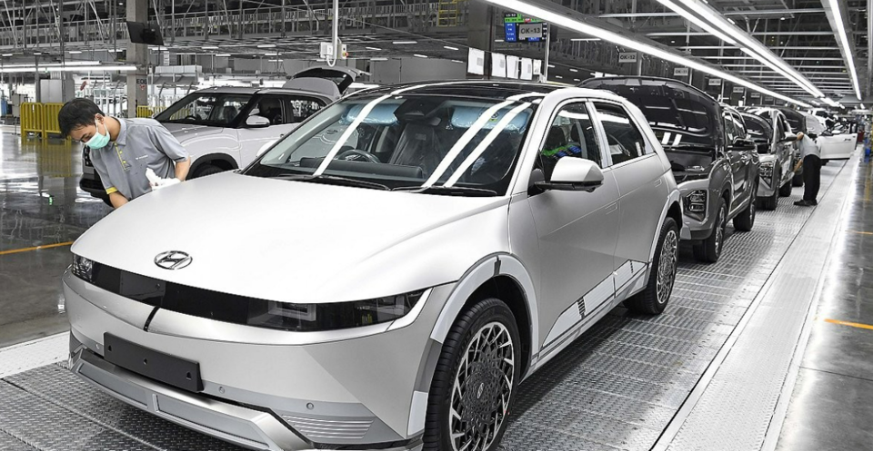 현대자동차가 인도네시아에서 전기차 생산에 집중할 것으로 보인다. 사진은 현대차 인도네시아 공장에서 전기차 '아이오닉 5'가 생산되고 있는 모습이다. /연합뉴스