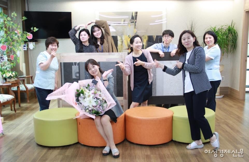 최영순 영락노인전문요양원 원장(아래 첫 번째, 최 원장은 꽃을 들고 있다)이 원내 직원들과 함께 생일을 기념하고 있다. /영락노인전문요양원