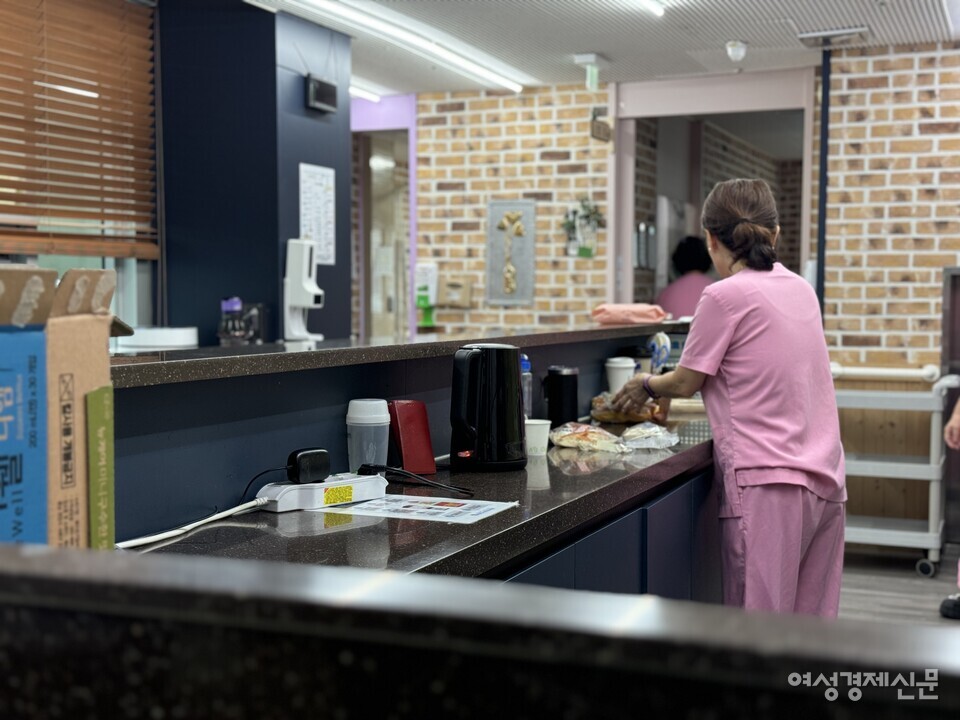 요양보호사가 입소 어르신 간식을 준비하고 있다. /김현우 기자