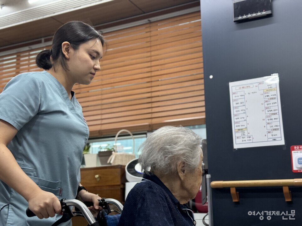 영락노인전문요양원에서 근무하는 최연소 요양보호사 이유솔 씨(30,여)가 입소어르신을 돌보고 있다. 요양보호사 평균 나이가 50~60대인 점을 감안하면 많이 어린 나이다. /김현우 기자